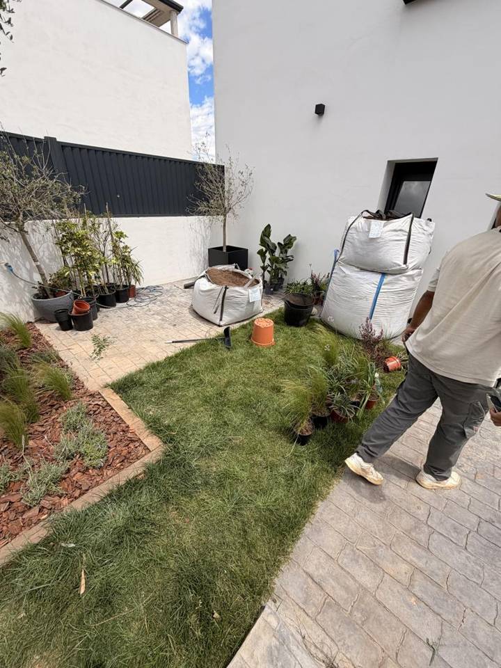 Obra de jardín en curso: plantación, césped y macizos con corteza